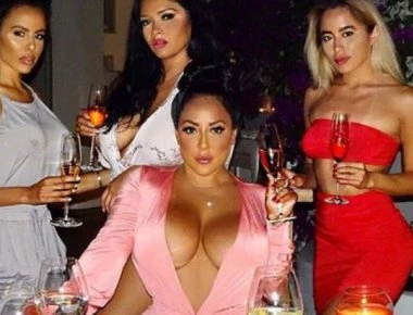 Πασίγνωστη πρωταγωνίστρια ερωτικών ταινιών ήρθε στην Ελλάδα για τα γενέθλιά της (βίντεο)